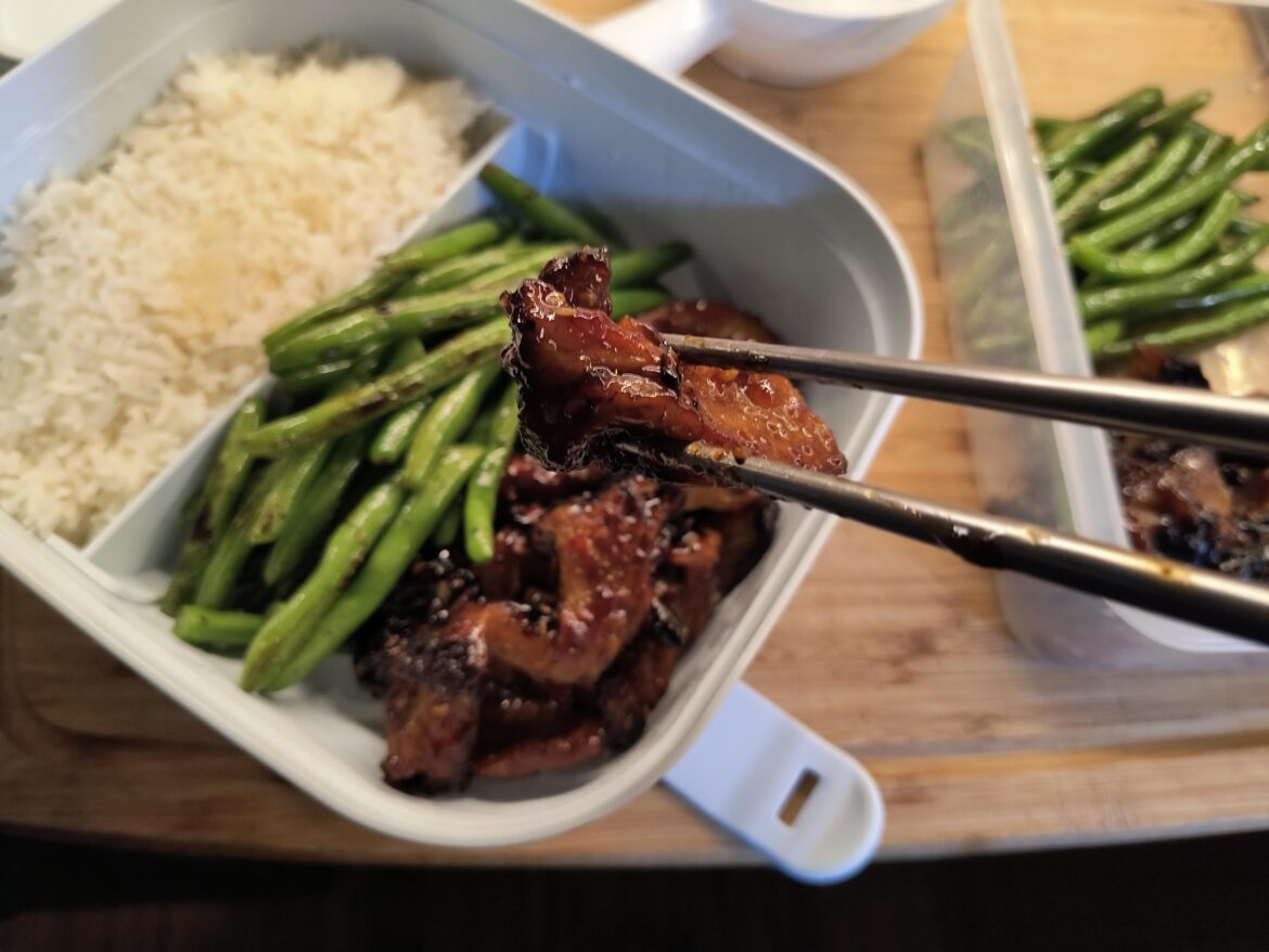 I impulsively bought a new bento box yesterday and I'm surprised by how much I love it. I should go back and buy a second. Anyway, shredded Seitan chicken with teriyaki sauce. Green beans and rice. It's become one of my go-to quickly thrown together packed lunch meals.