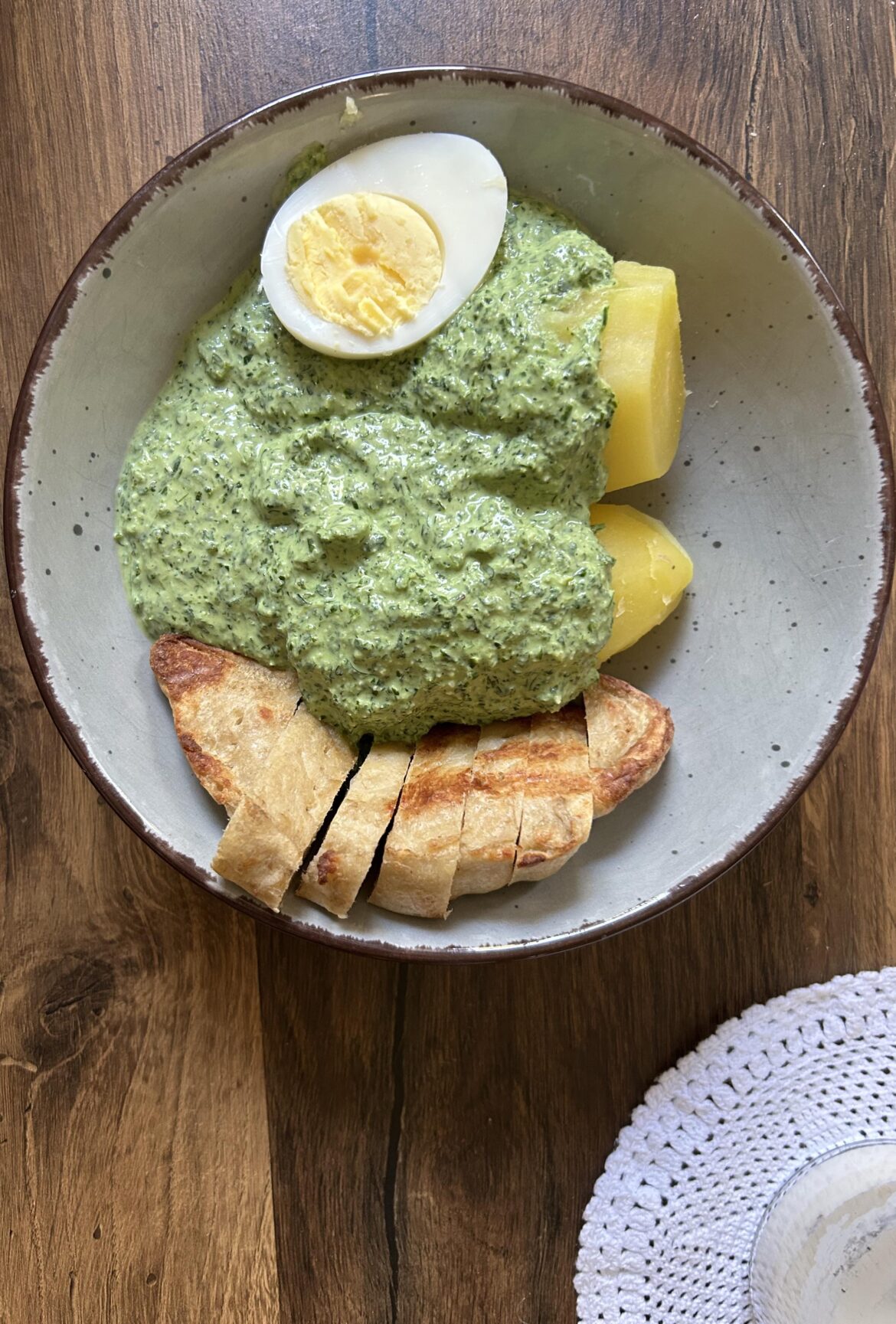 Grüne Soße (green sauce), potato, egg & a seitan „steak“