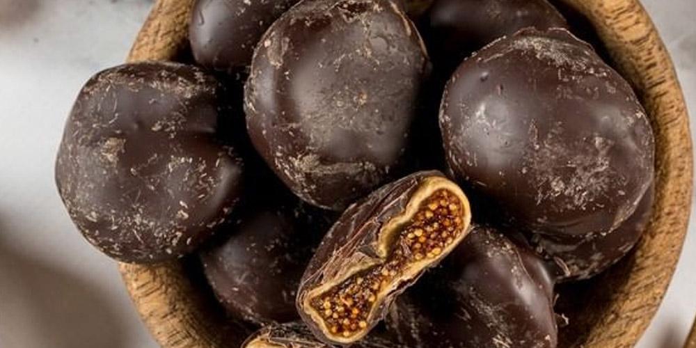 Dried figs with chocolate, an authentic winter Italian dish 