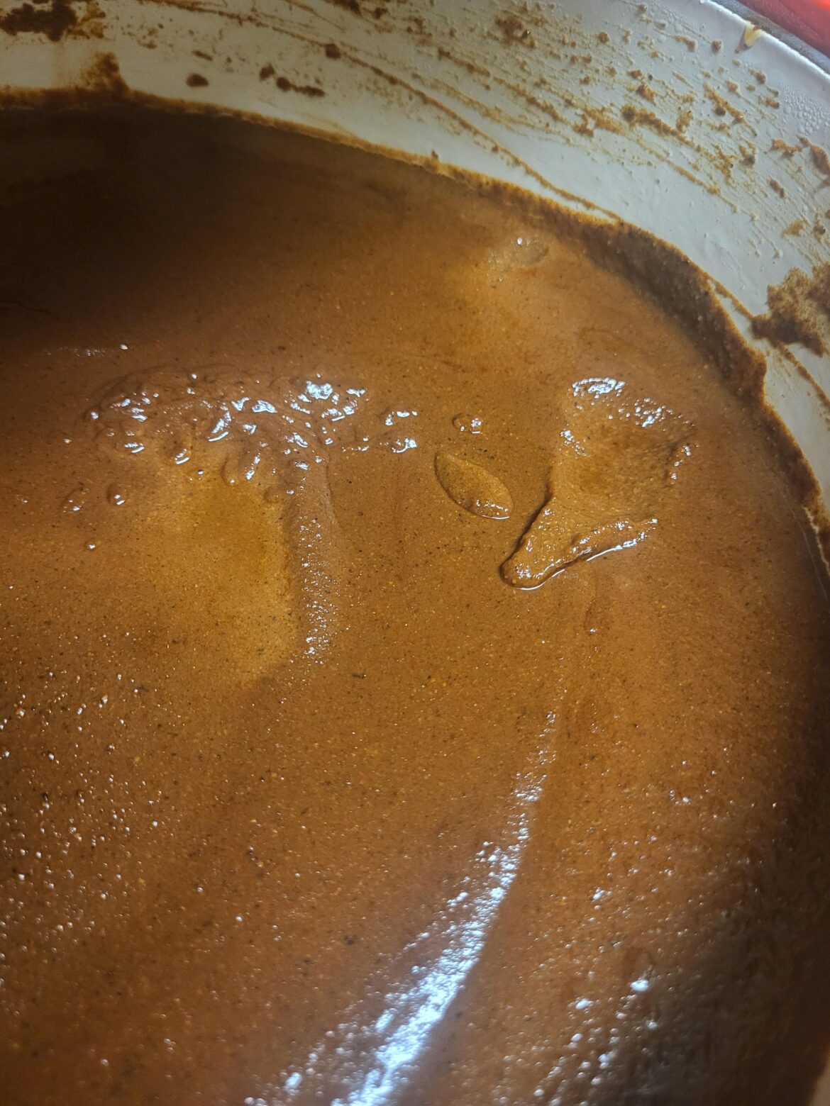 Mi familia se chingo dos cazuelas de mole el Sabado pasado(blanco y negro), así que volveré a hacer mas esta noche.