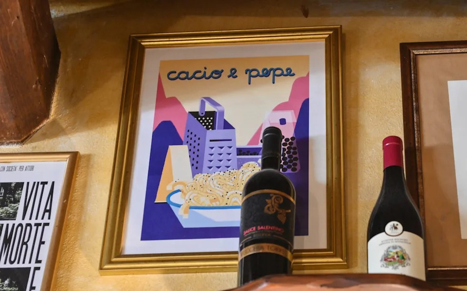 Among the artworks in Zi Umberto is one celebrating cacio e pepe