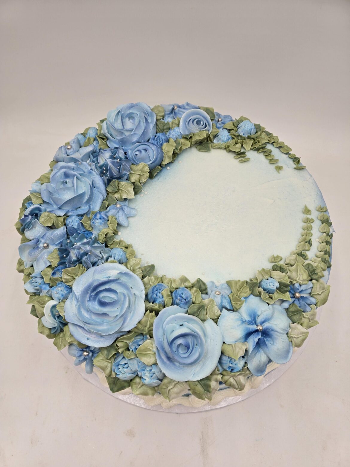 Roses in a crescent kind of arrangement Roses in a crescent kind of arrangement