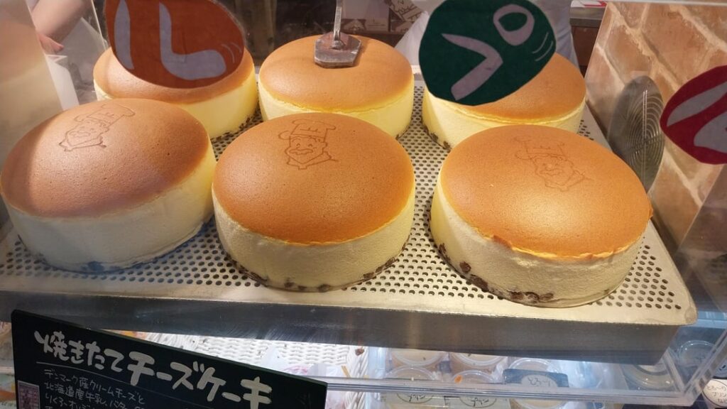 Uncle Rikuro's cheesecake, Osaka