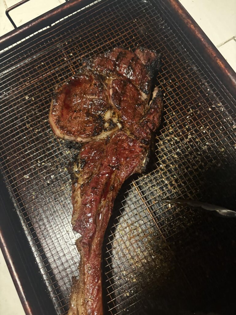 First time cooking a Tomahawk… correct me if im wrong but I think I fucking nailed this? Been a shit month for me but this is helping a little bit.