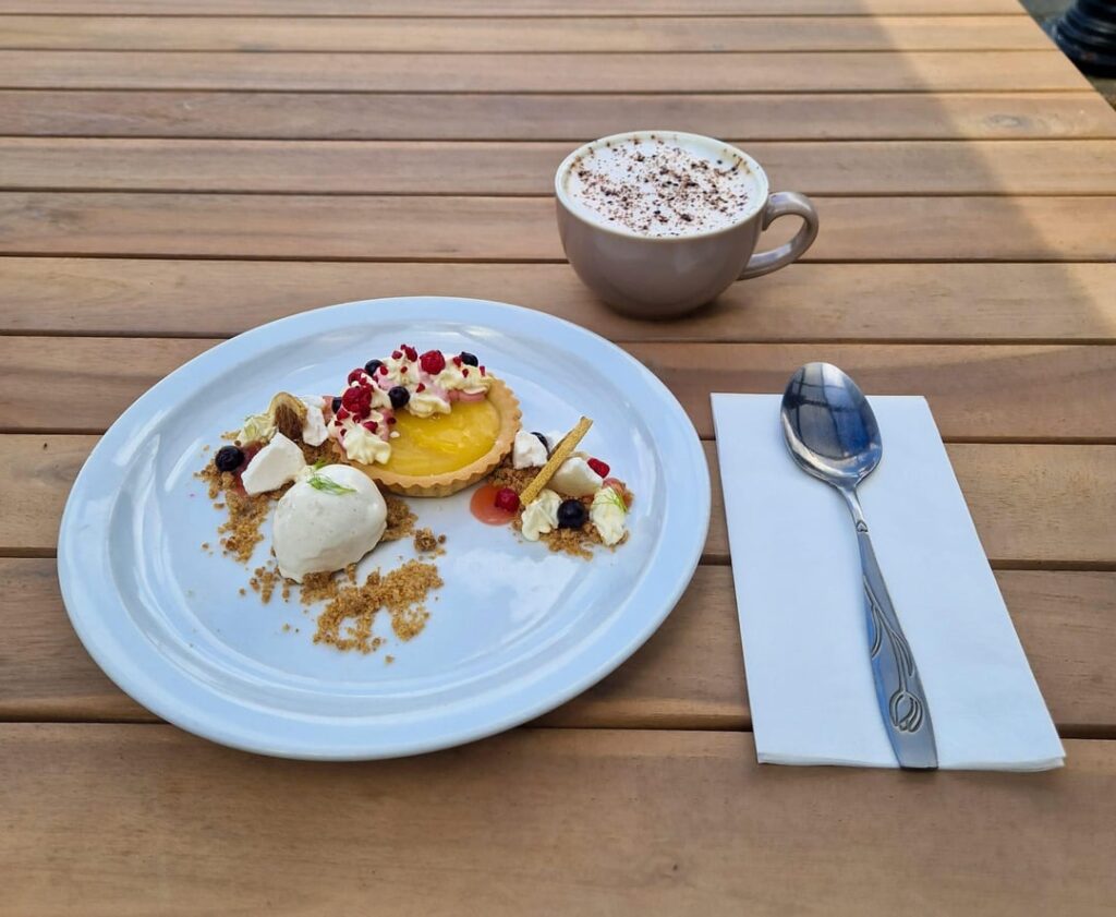 Lemon and raspberry tart