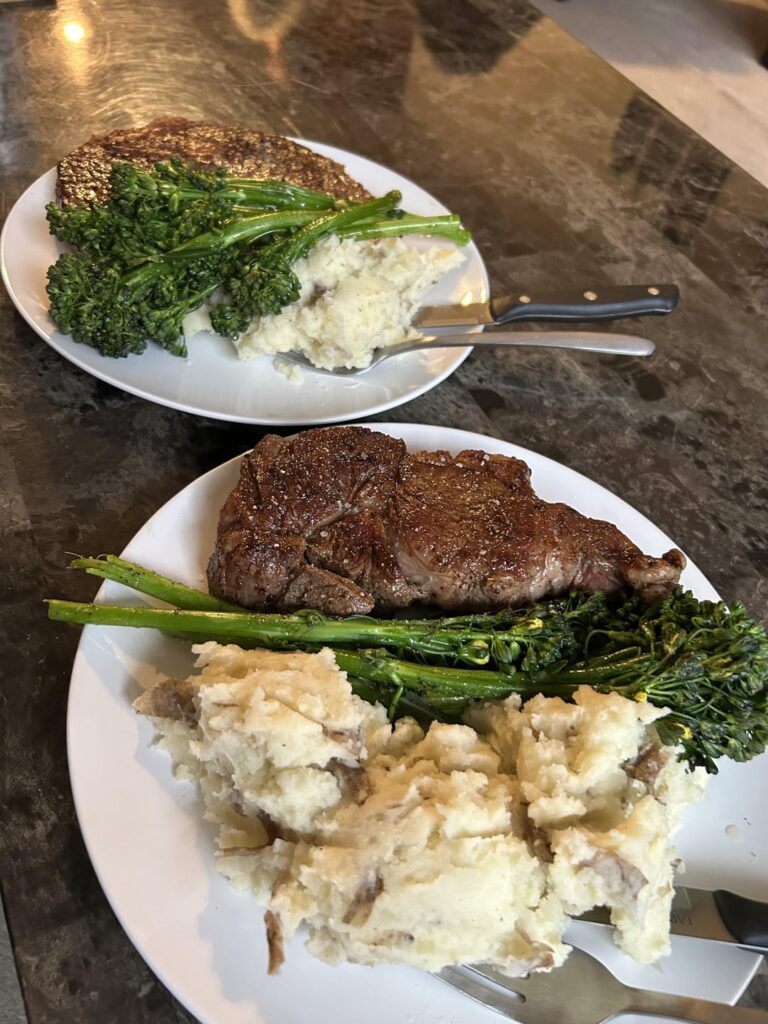 ribeye, broccolini, and mashed potatoes 🤤