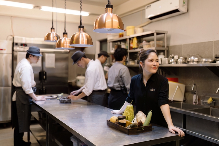 Chef Summer Le at Nen Light, a MICHELIN-listed eatery in in Ho Chi Minh City. (© Mervin Lee/ MICHELIN Guide Vietnam)
