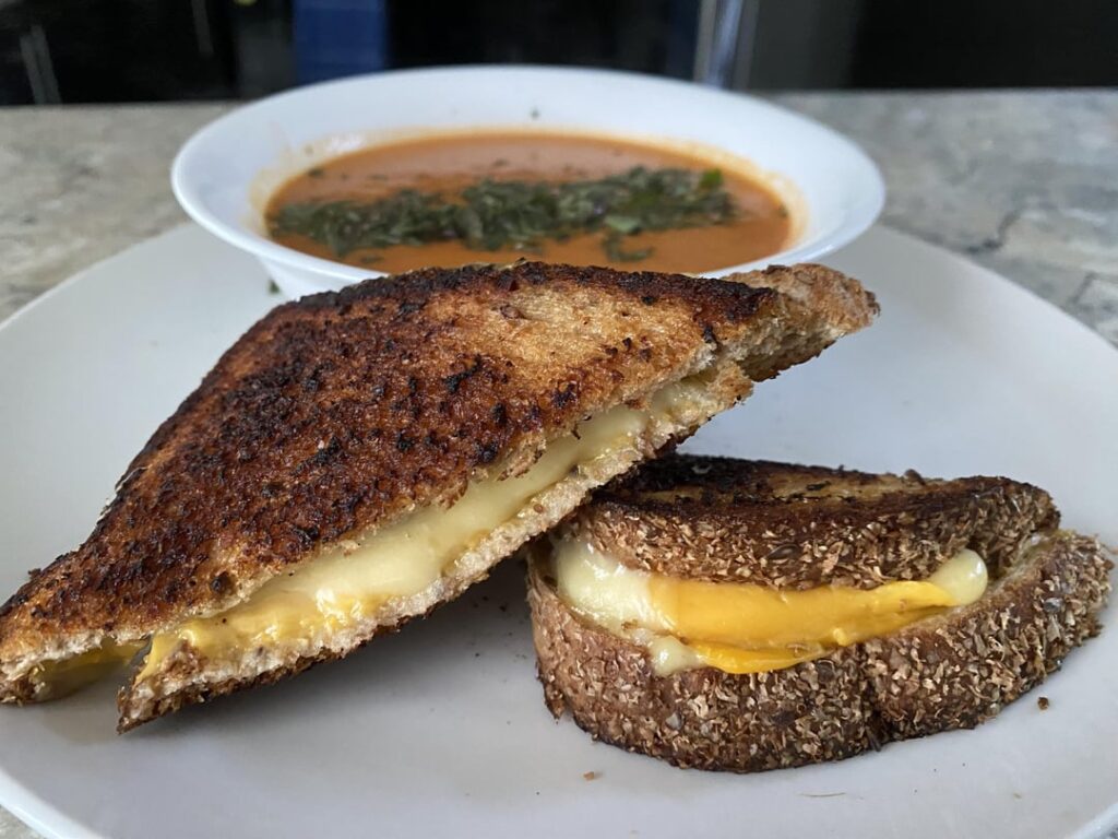 CLASSIC: GRILLED CHEESE & CREAM OF TOMATO SOUP