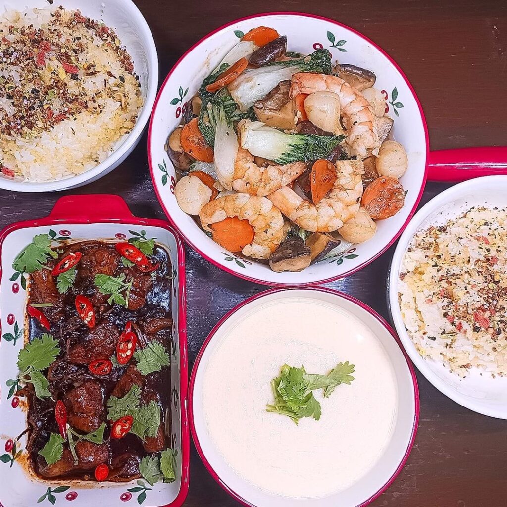 Simple dishes for tonight's dinner 🤗 Fish fillets in spicy black bean sauce, Stirfry naibai with mushrooms, scallops and prawns, and steamed eggs ❤️🤤😋