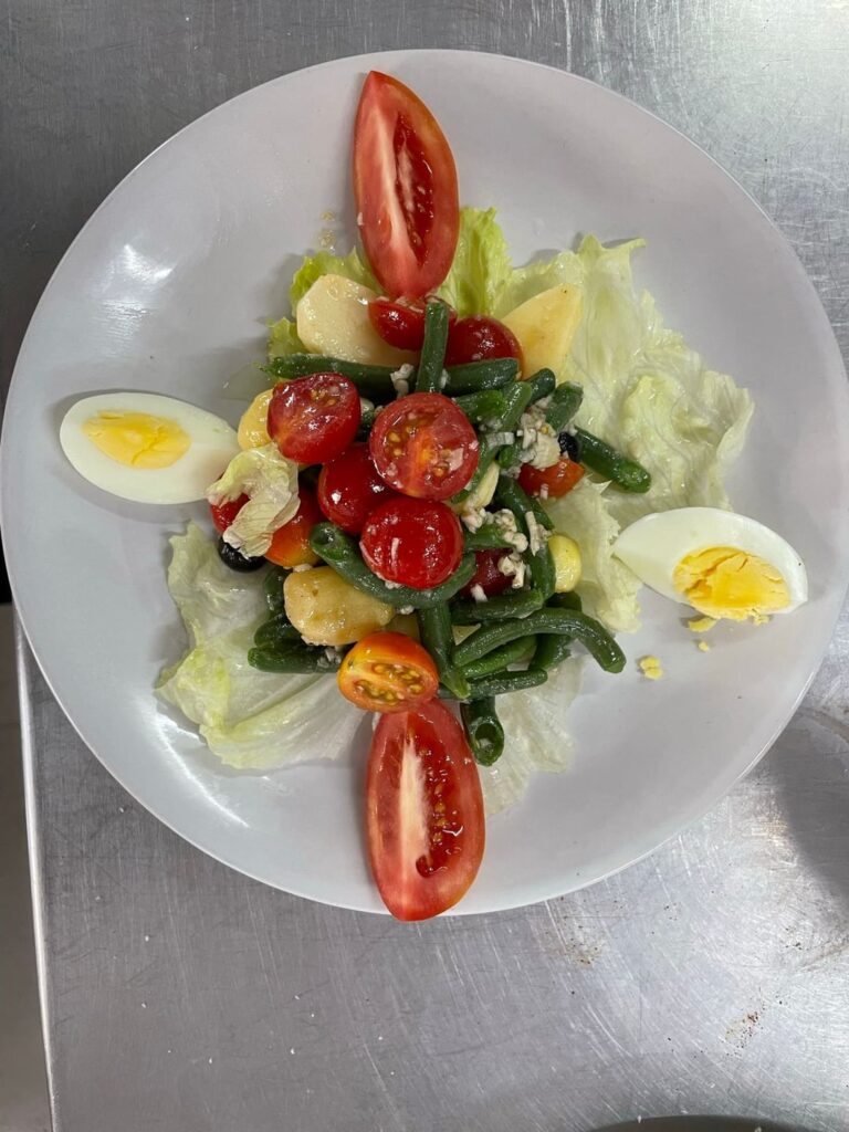 Niçoise salad ( 350 kcal, 10 g protein, 40g carbs and 20g fats)