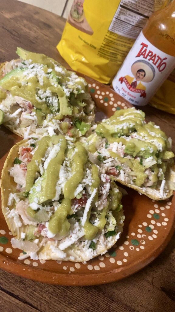 Tostadas con salpicón de pollo Mexicano.
