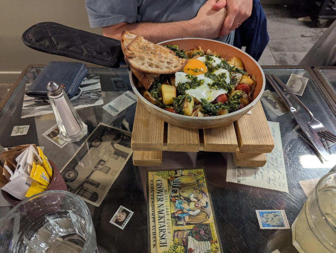 Frying pan with mitt, served on a mini wooden pallet