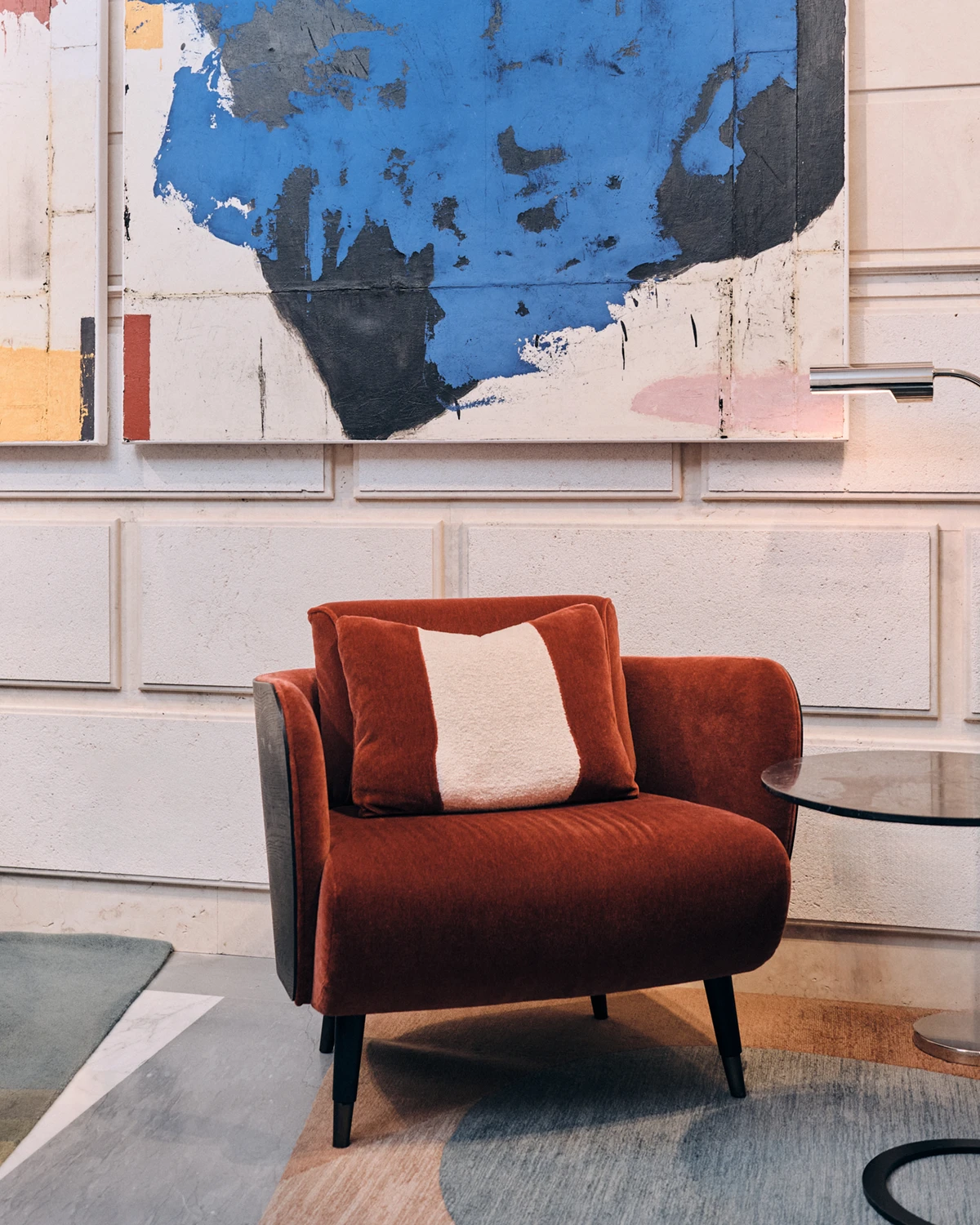 Bold hues and abstract art create a contemporary lounge vibe at W Rome. Ph. Luca Santini