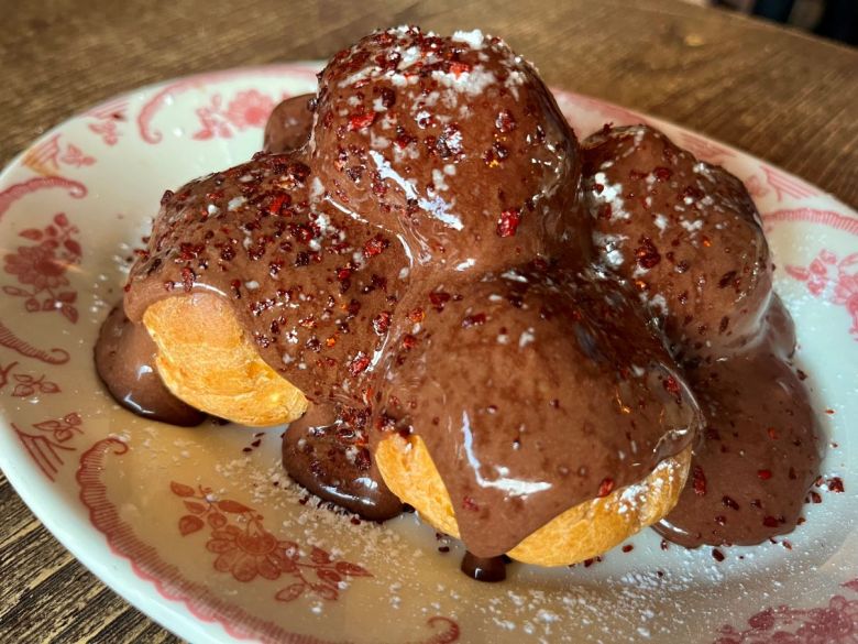 Chocolate profiterels