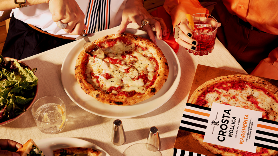 Crosta Mollica pizza served to diners