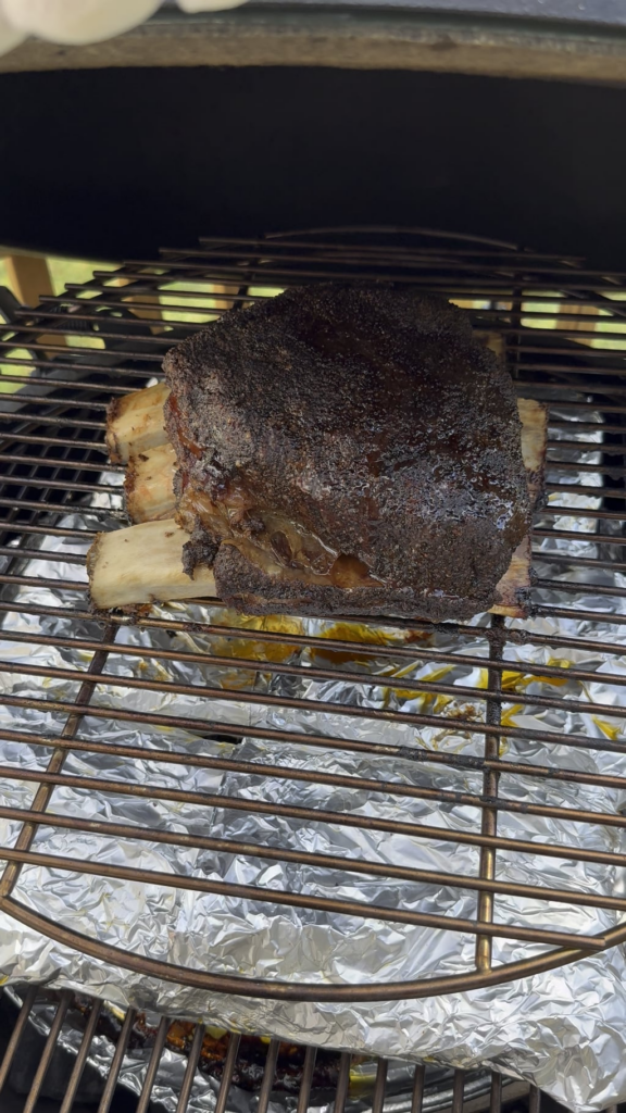 Happy Labor Day weekend! Just pulled 3 racks of baby backs, and the Dino 🦖 beef ribs are still cruising along. Happy Labor Day weekend! Just pulled 3 racks of baby backs, and the Dino 🦖 beef ribs are still cruising along.