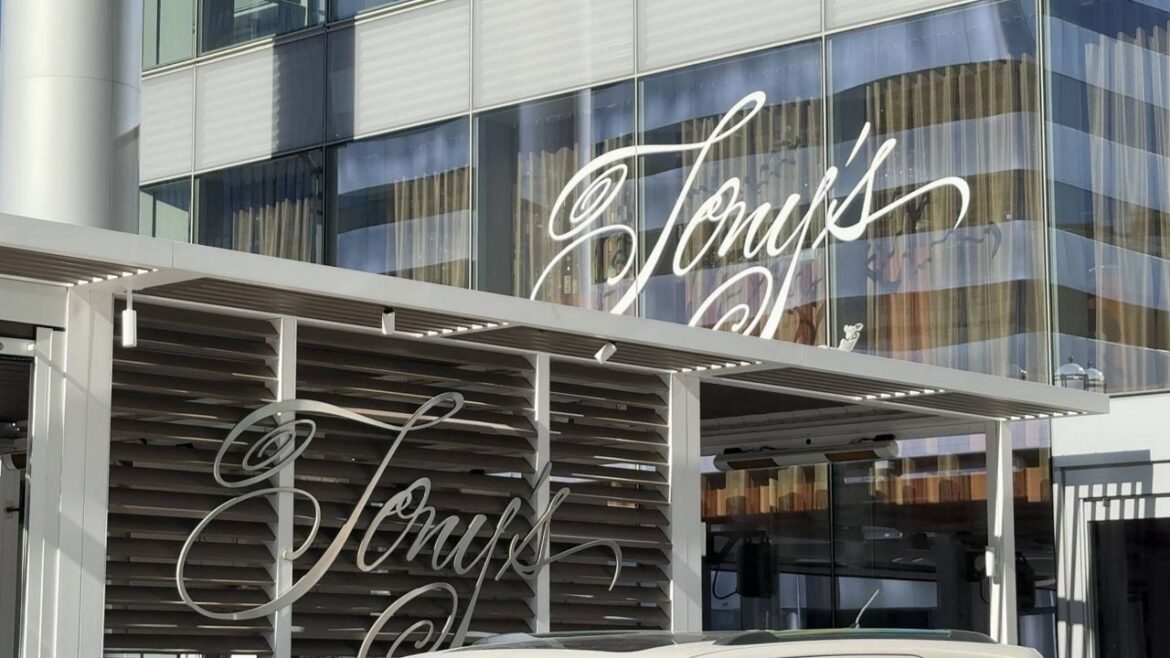 St. Louis restaurant Tony’s to close The entrance of Tony's restaurant in Clayton. (Spectrum News/Lauren Brennecke)
