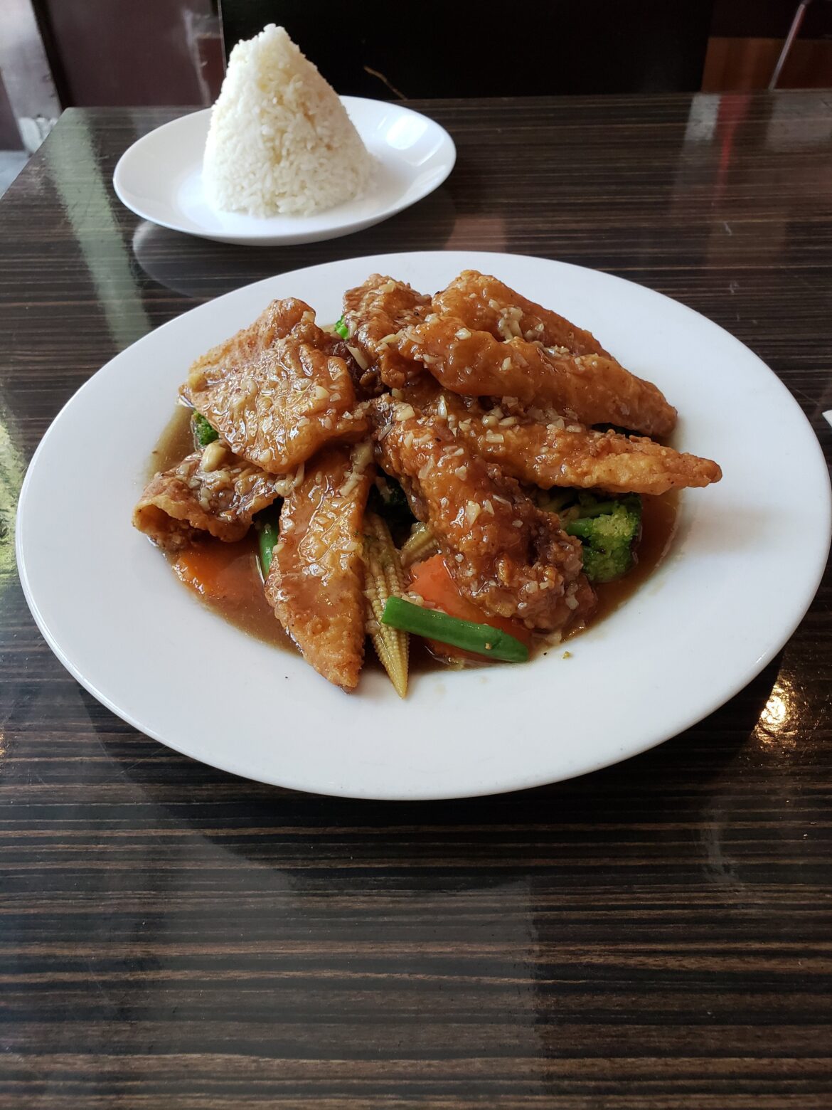 Which place has a good Snapper with garlic sauce?