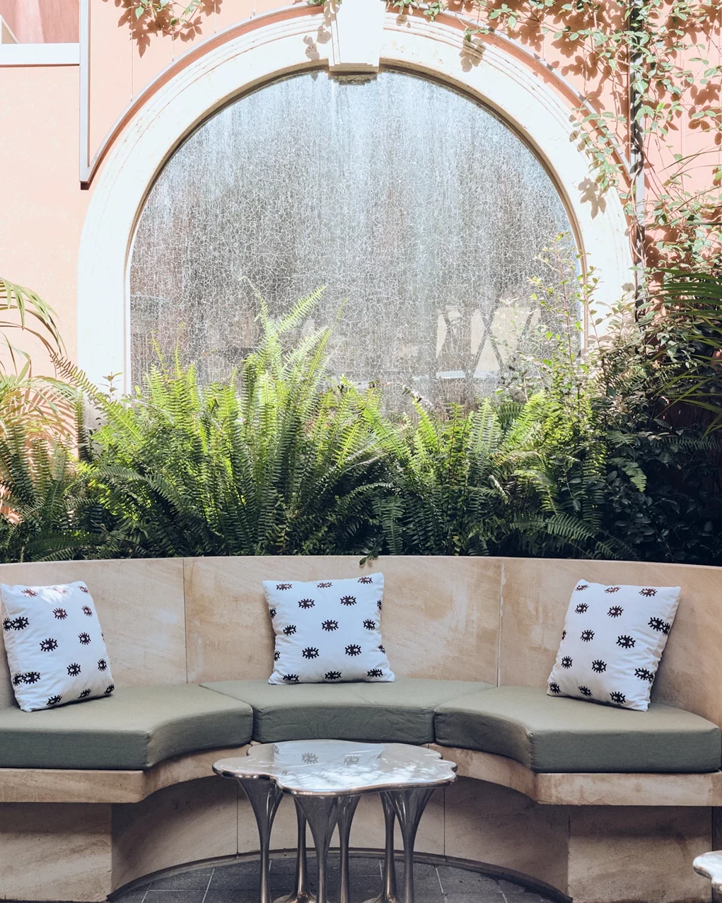 W Rome’s courtyard, featuring lush greenery and a cascading water wall. Ph. Luca Santini