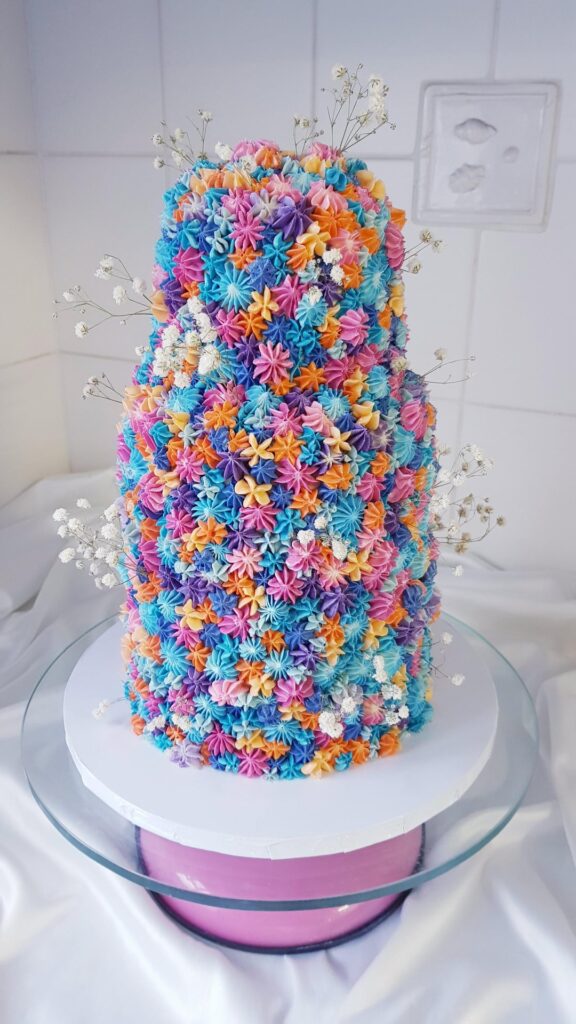 Don't even know what to call this style of cake.. but she's cute! 💙💜🧡