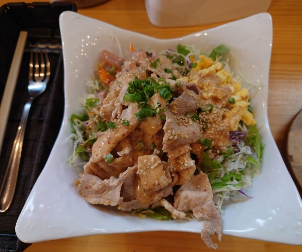 北海道登別豚の冷やしラーメンと登別の鹿ジビエステーキ