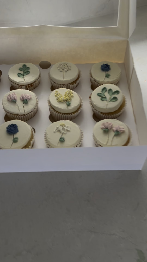 Wild flower cake and cupcakes