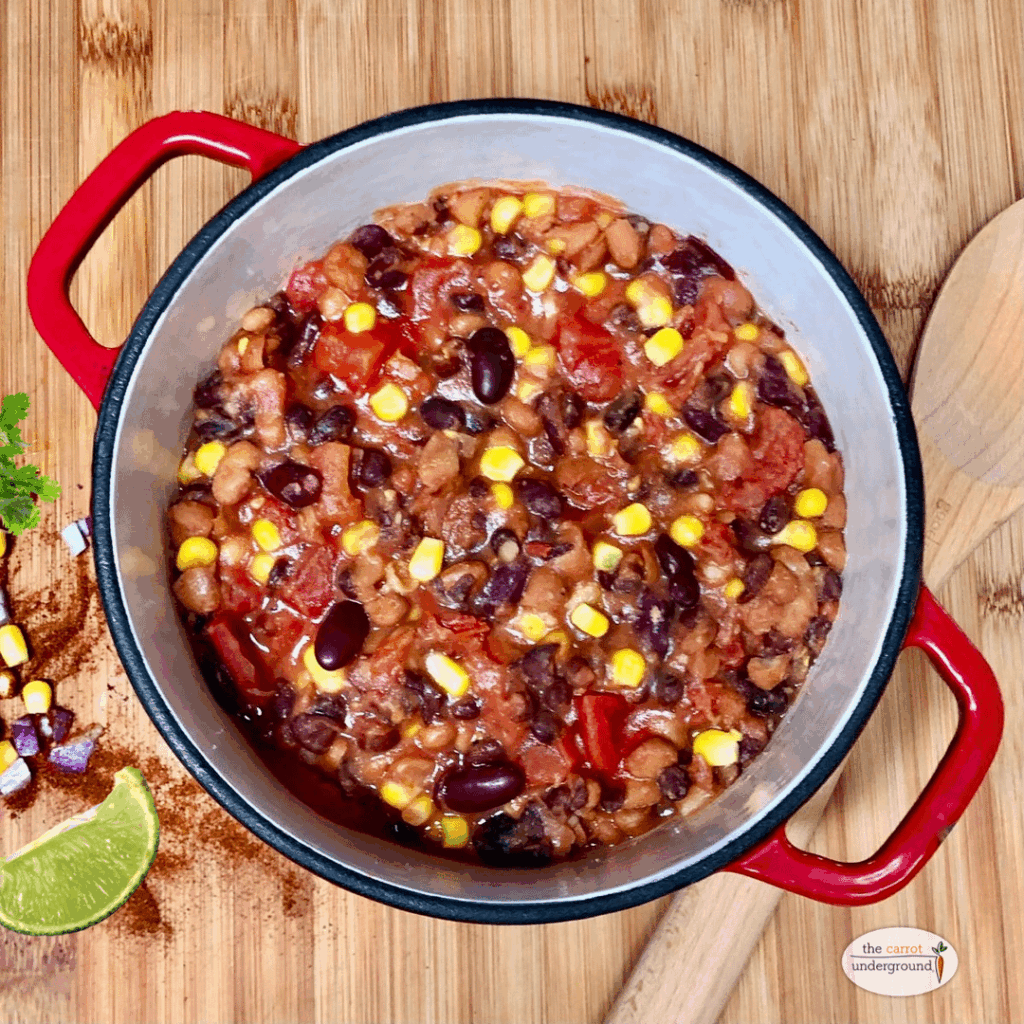 Vegan Chili 🌱 1-pot & ready in 20 minutes!