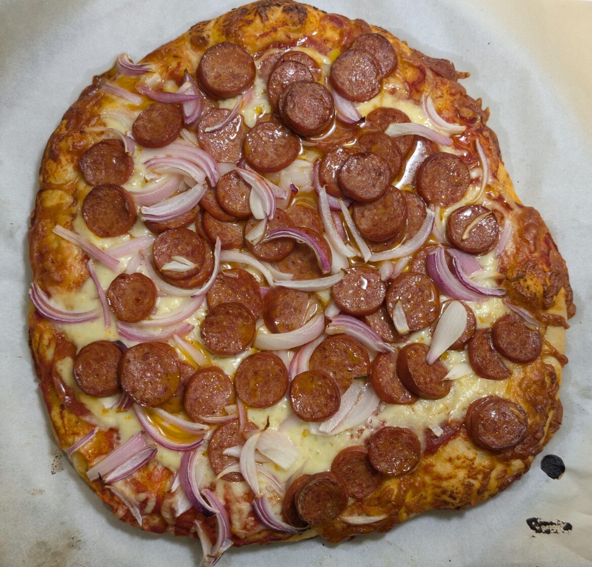 Raw onions on pepperoni pizza yum
