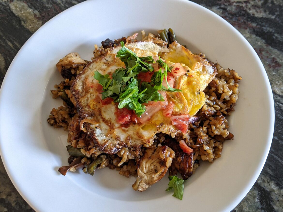 Lunch: Grilled Chicken & Mushroom Crispy Bibimbap w Kimchi & Fried Egg! (On a plate!)