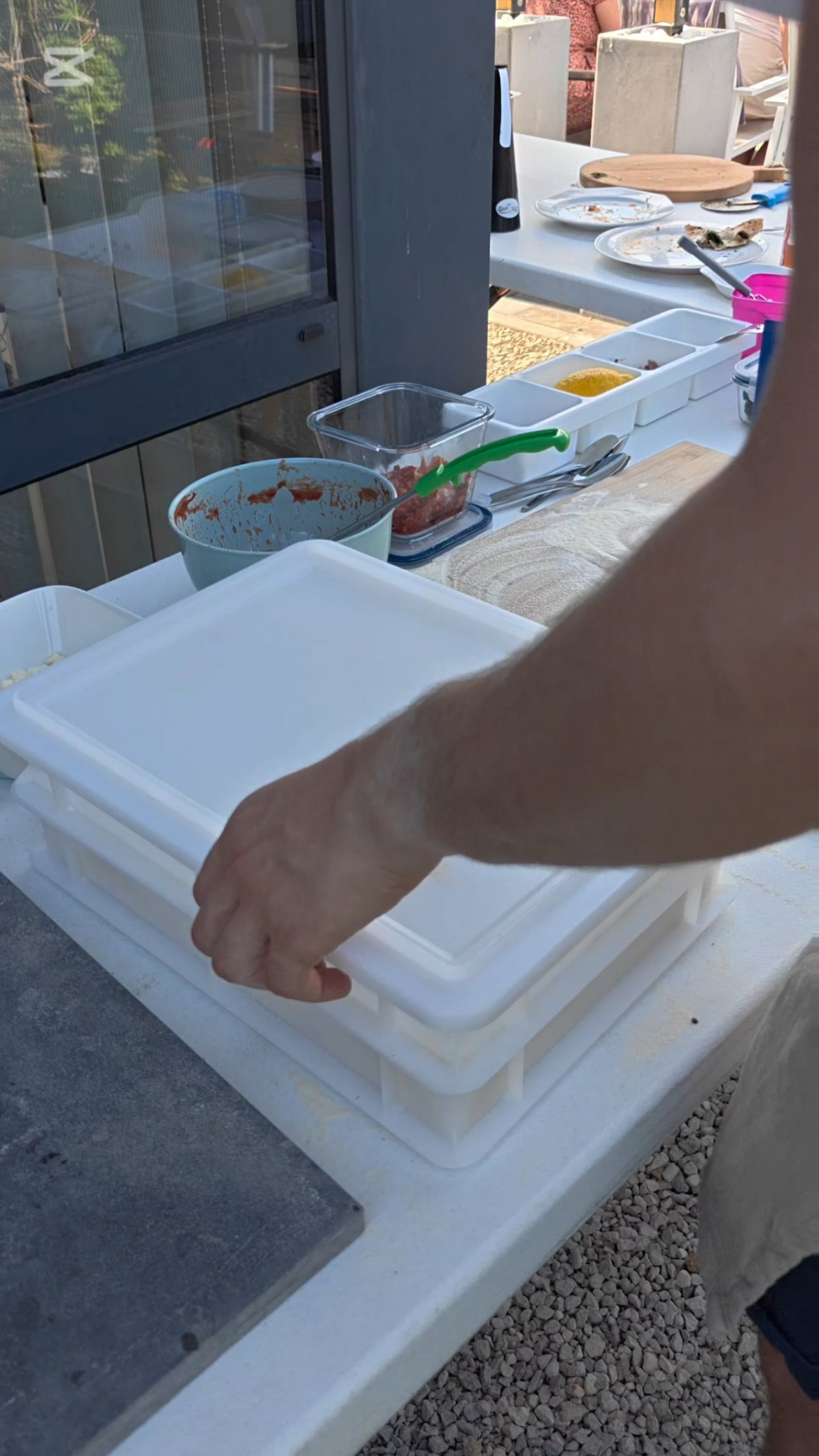 Come make a pizza salame piccante with men