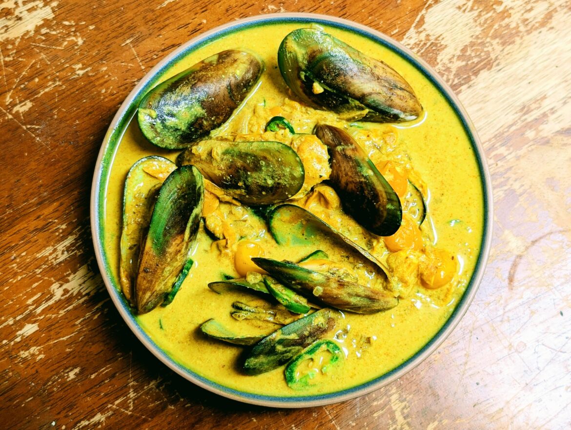 Decided to finish off the rest of my green-lipped mussels in a spicy coconut curry soup!