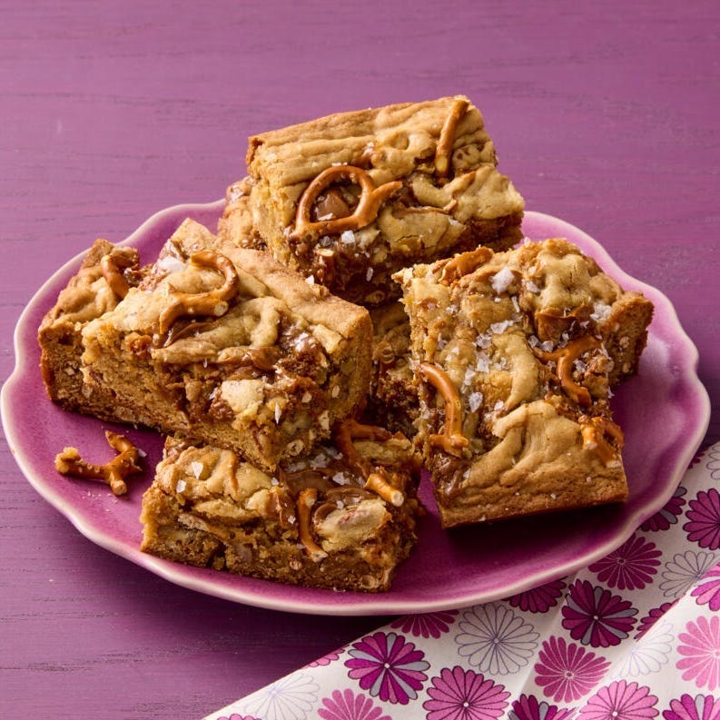 salted caramel pretzel blondie christmas snacks