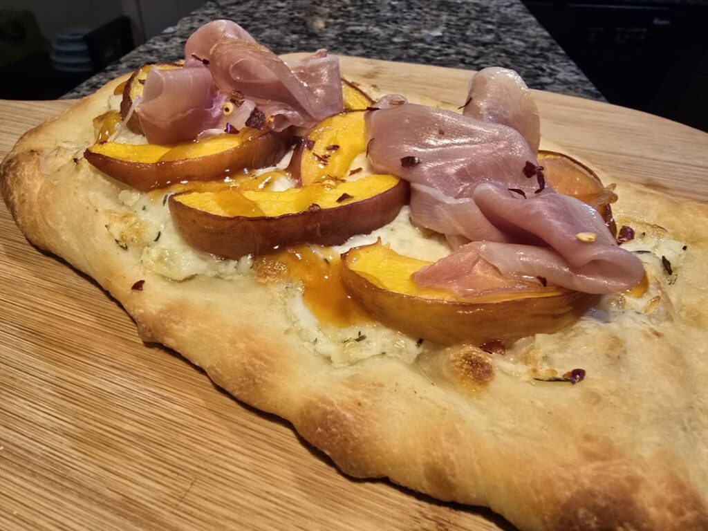 Spicy Peach & prosciutto pizza bianca