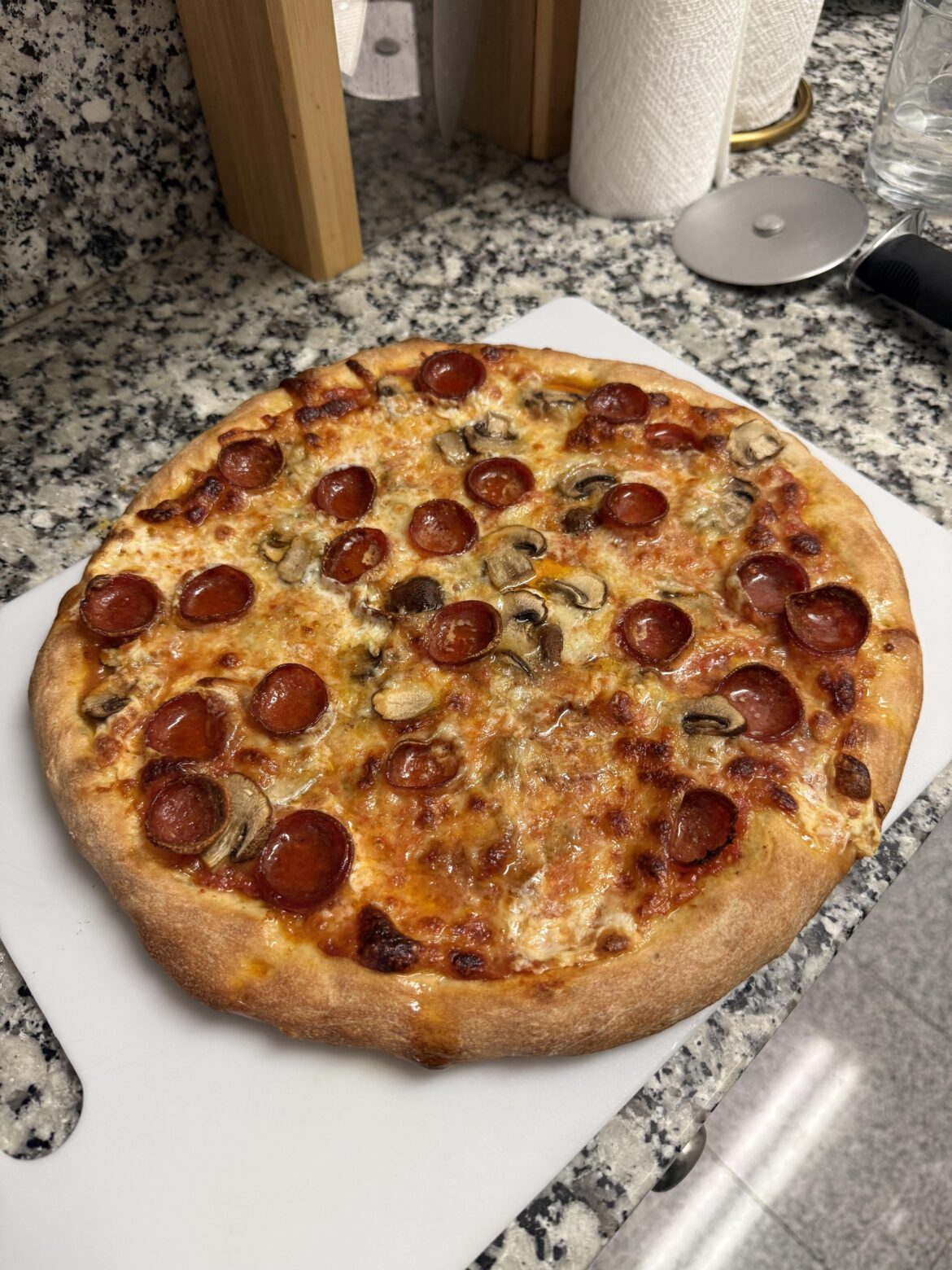 [homemade] Pepperoni and mushroom pizza