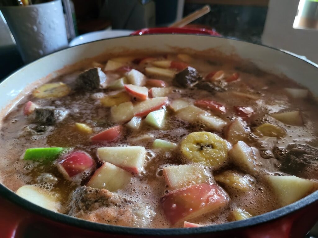 Un caldo loco y una salsa de cacahuate y almendras para las enchiladas.