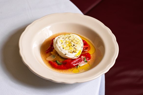 Mozzarella e peperoni (Mozzarella and fire-roasted peppers).