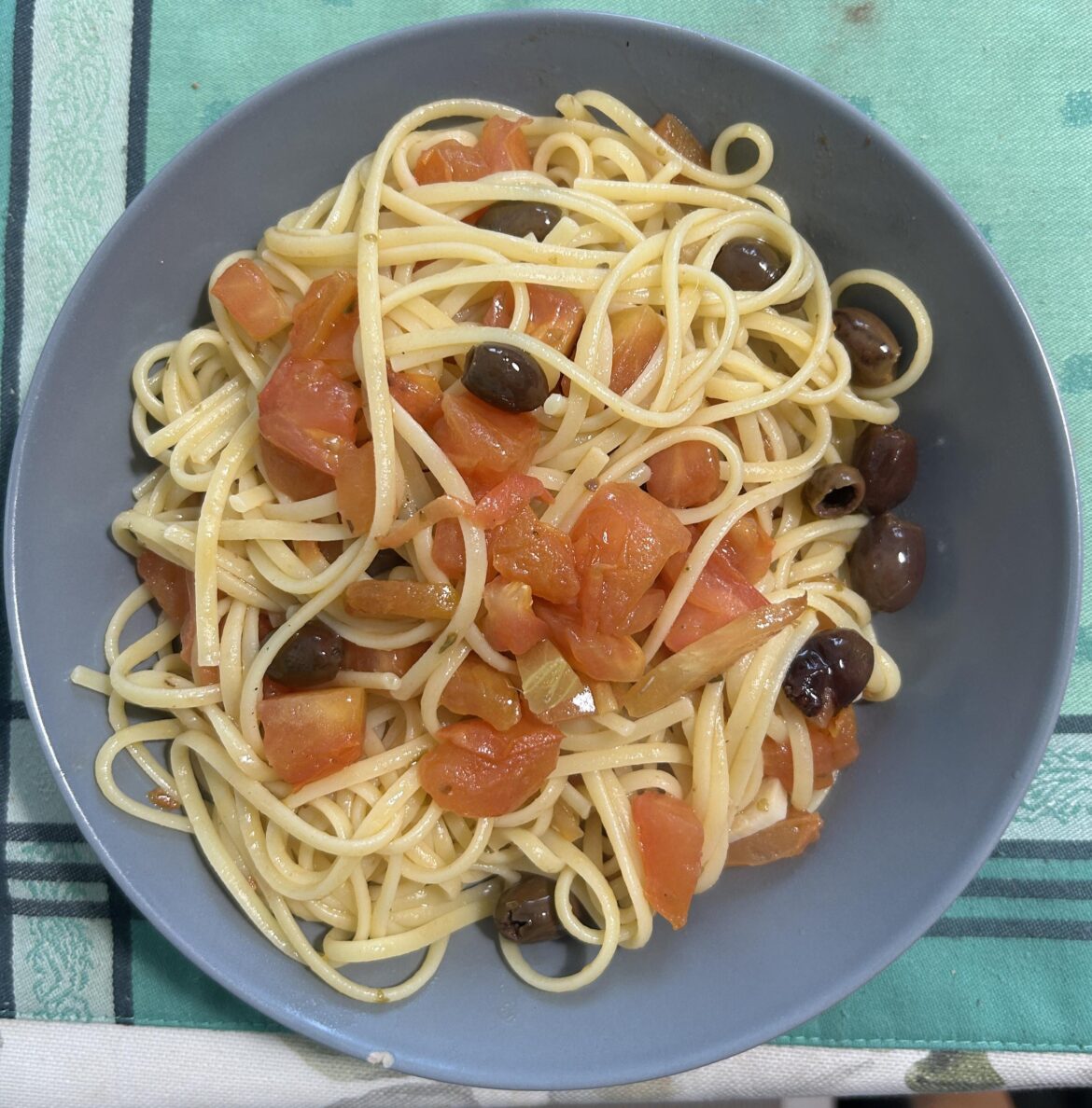Linguine with fresh tomato, olives and anchovies