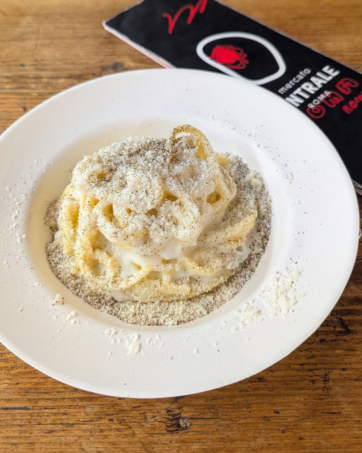 Tonnarelli cacio e pepe while waiting for the train