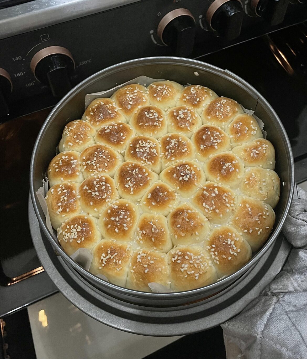 Honeycomb bread with cream cheese fillings (Khaliat Nahl)