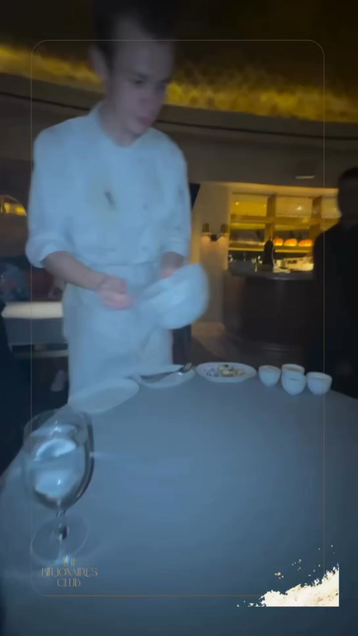 Who needs a plate when the  table is the canvas ? 🍽🎭