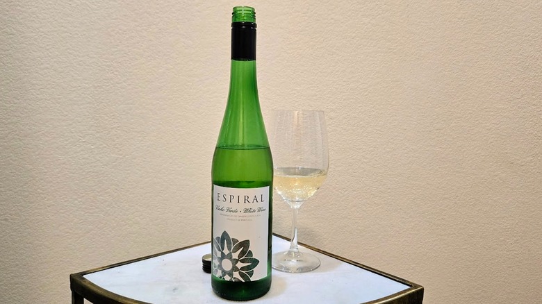 Espiral Vinho Verde and glass