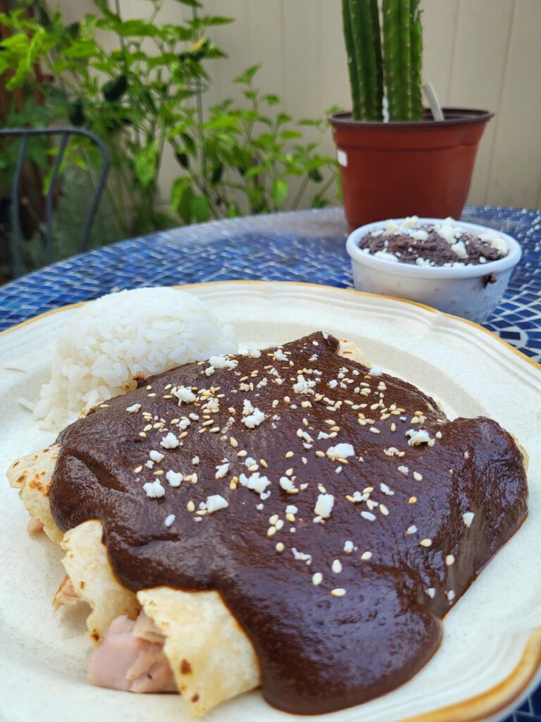 Enmoladas de guajolte y mole negro despues del jale...