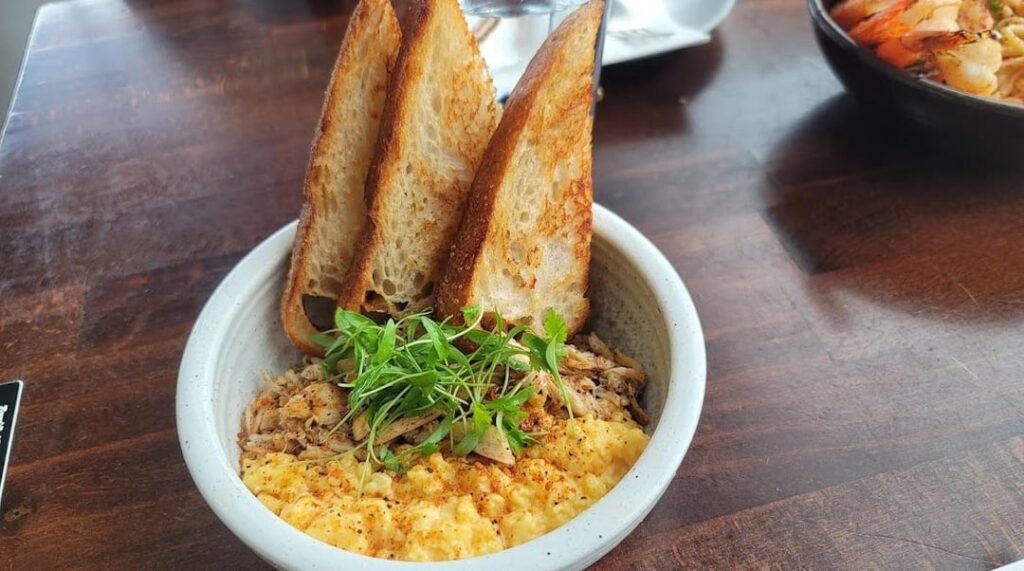 calories in scrambled eggs with crab and toast?