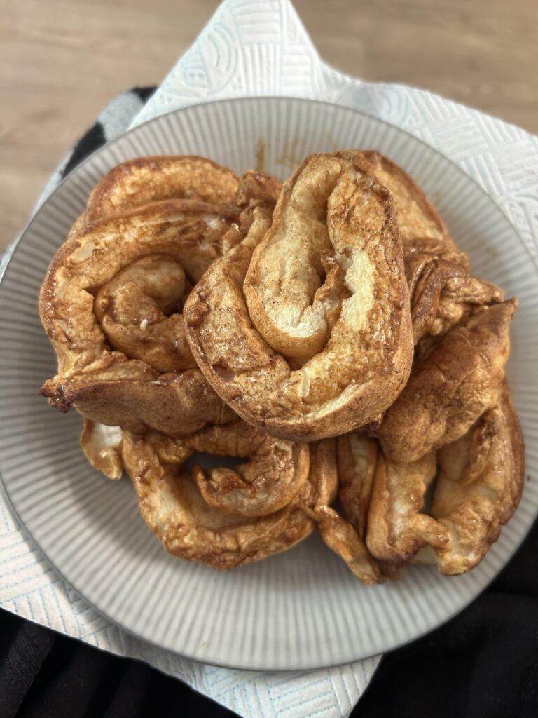 I’m back with the new and improved egg white cinnamon rolls and they’re glorious and 17kcal a piece