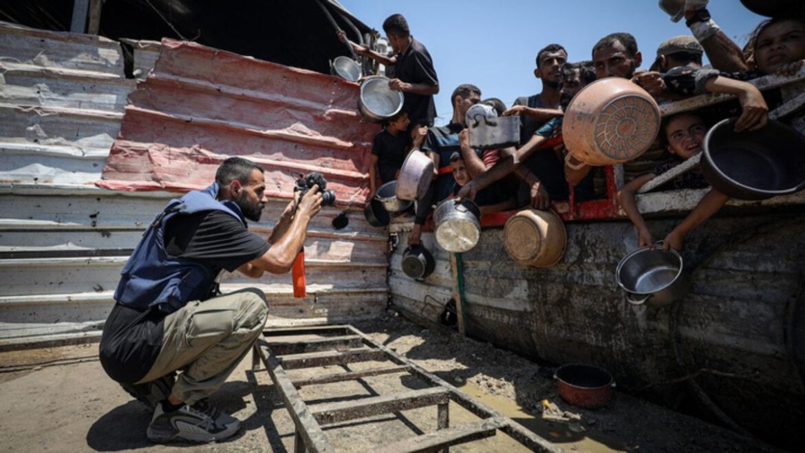 Contextualizing claims Palestinian photojournalist 'staged' photos of people waiting for food in Gaza