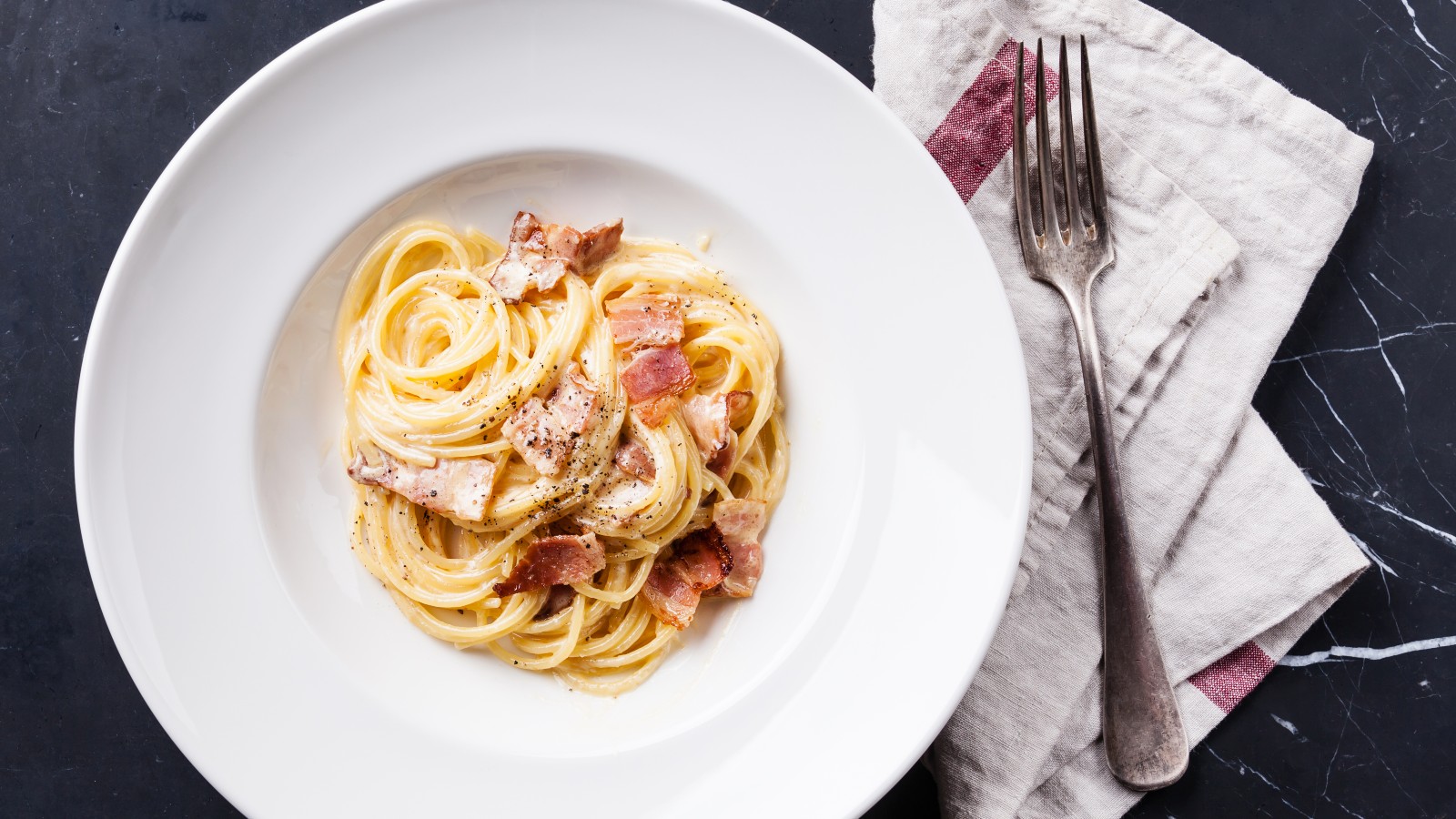 traditional Italian dish of carbonara in a bowl