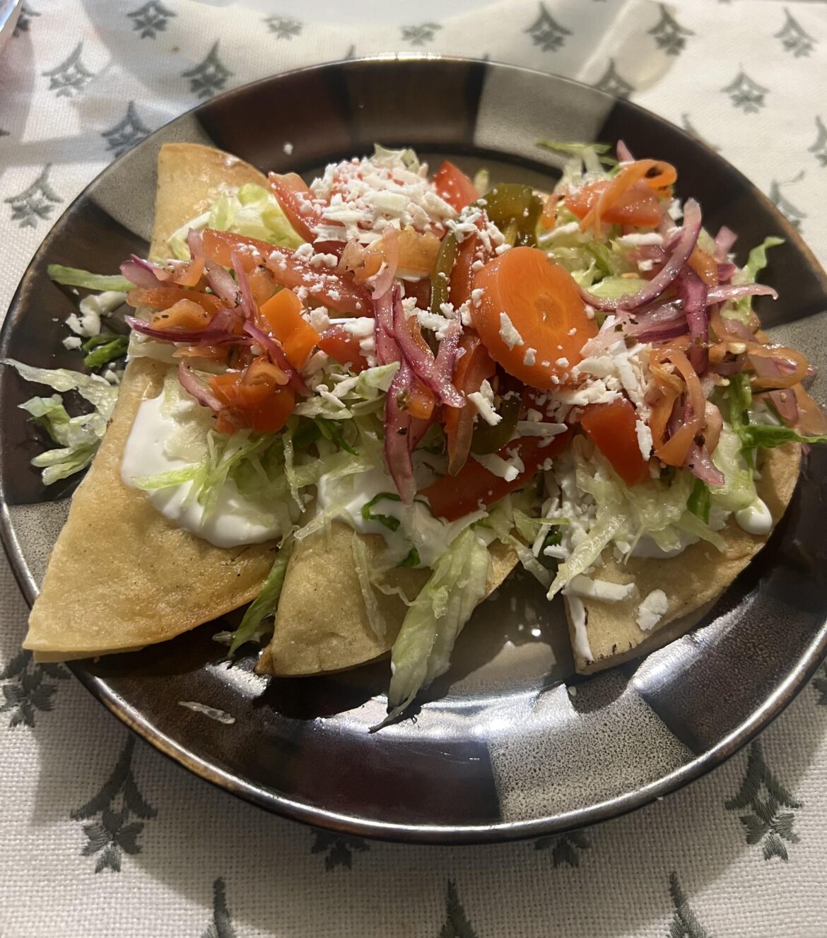 Tacos dorados de papa con un Curtido de cebolla y habanero