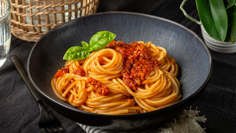 Spaghetti with herbs, red sauce