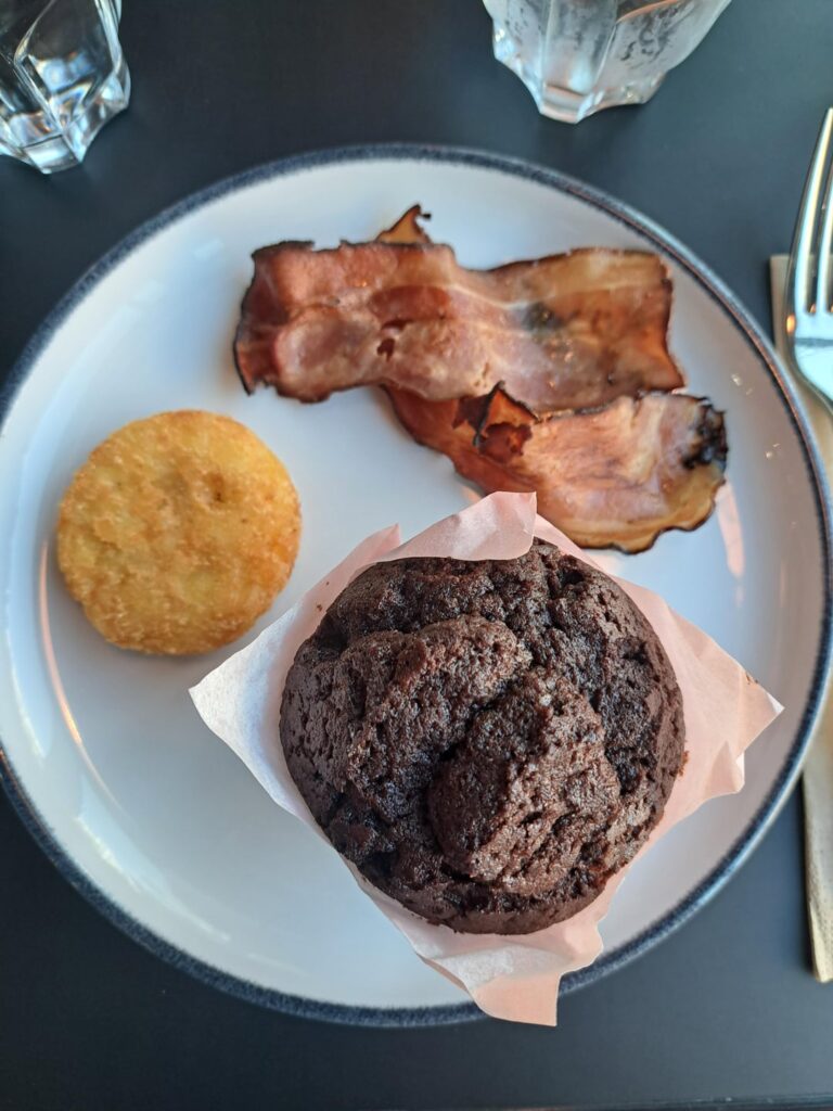 How many calories for breakfast?