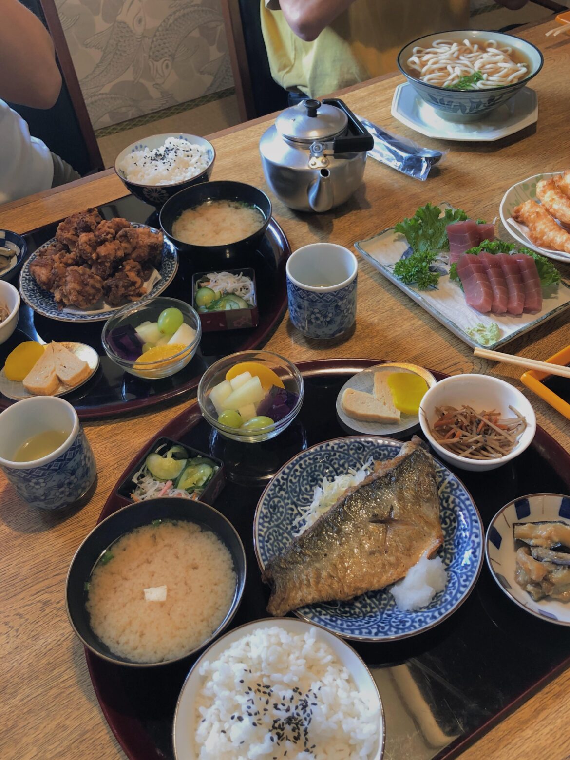 Teishoku, tuna sashimi and tempura udon